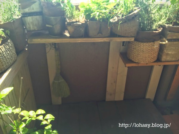 ベランダ左半分は 洗濯物干しスペース 家のベランダガーデンは右半分だけ 維持が楽だから15年も続けているんです L O H A S Y 天然生活 天然素材に ハマってます