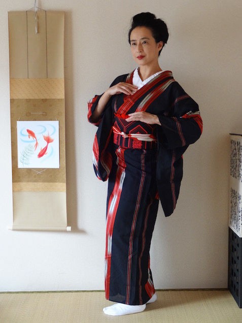 45 黒に赤い縞と矢絣夏着物 麻、絹の交互織 : 気軽に楽しく美しく