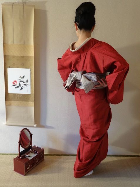 67 赤に控えめな格子の大島紬 : 気軽に楽しく美しく・銘仙の時代の女 67 赤に控えめな格子の大島紬 : 気軽に楽しく美しく・銘仙の時代の女