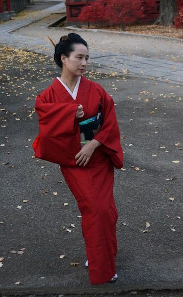 67 赤に控えめな格子の大島紬 : 気軽に楽しく美しく・銘仙の時代の女 67 赤に控えめな格子の大島紬 : 気軽に楽しく美しく・銘仙の時代の女