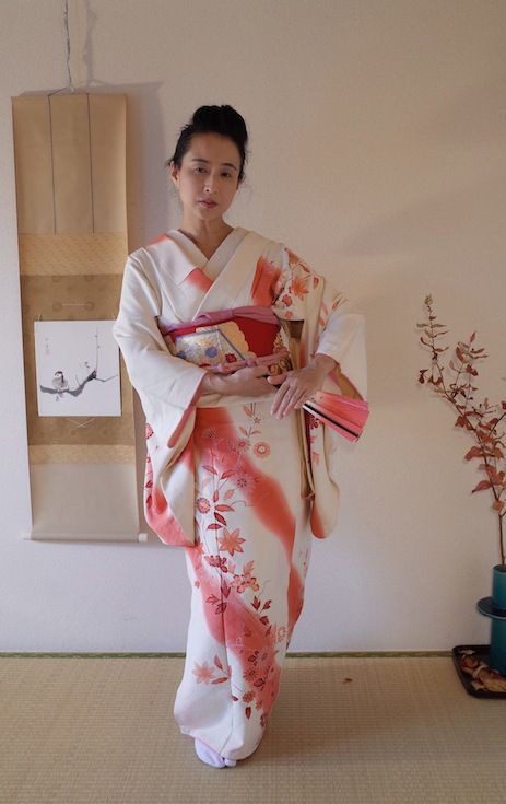 57 白地に赤の花模様と斜立湧の訪問着 : 気軽に楽しく美しく・銘仙の 