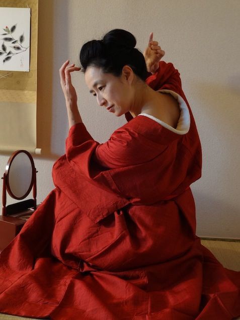 67 赤に控えめな格子の大島紬 : 気軽に楽しく美しく・銘仙の時代の女