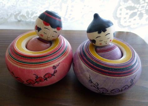 ねむりびなセット（台付）　ねむりえじこ　こけし　伝統工芸品 ねむりえじこ 誠型椿と菊 誠孝作 - こけしの木地処さとう