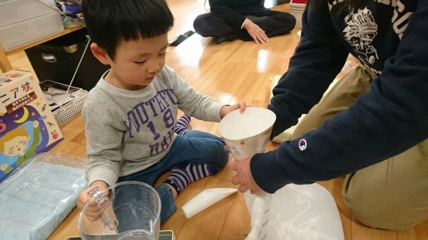 ママの枕で寝る子供