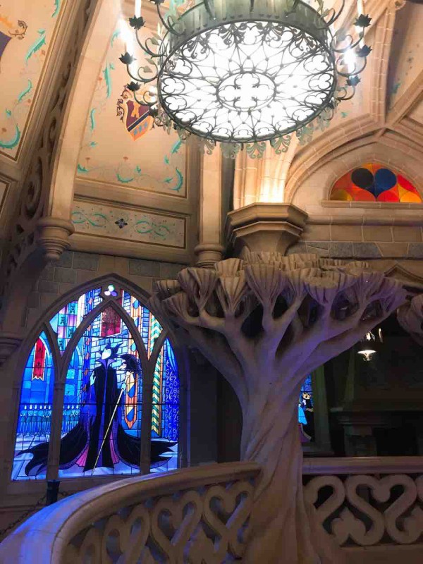 ディズニーランド　パリ　ステンドグラス　オーロラ城 DLP：開園30年で初めて大規模改修されたオーロラ姫のお城がとんでも