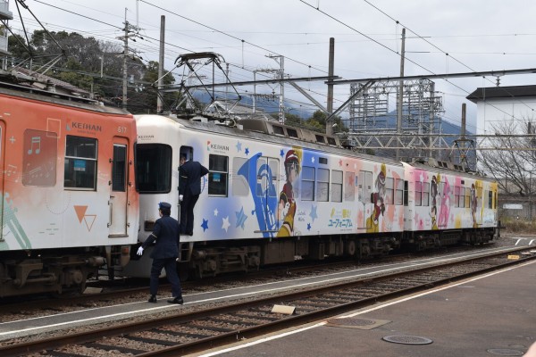 京阪電車×響け！ユーフォニアム2022年　つり革　久石奏　吊り革 京阪】13000系13007Fに「京阪電車×響け!ユーフォニアム2022」HM