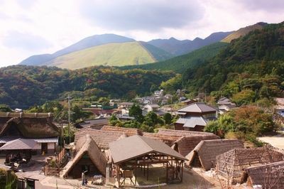 明礬温泉のシンボル 湯の花小屋 湯の里ブログ