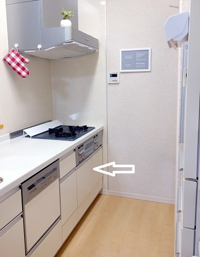 セリアのファイルスタンドや ニトリの花瓶で すべて片手でサッと が叶った コンロ下収納 ゆるーくおうちのことを考えるブログ Powered By ライブドアブログ