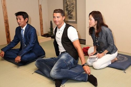 海外 日本人みたいに短足じゃないからな 茶道を体験した名サッカー選手 正座ができず奇妙な座り方を思いつく ユルクヤル 外国人から見た世界