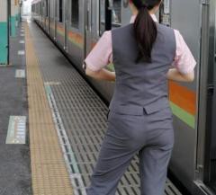 女性車掌　尻 