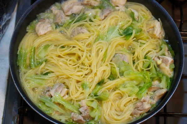 鶏とキャベツのうま塩パスタ 簡単 節約 時短 やみつき フライパンひとつ 別茹で不要 ランチ 主食 作り置き スピードおかず De おうちバル Yuu S Stylish Bar Powered By ライブドアブログ