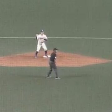 野球 中日 ヤクルト戦の問題となった判定大混乱の要因は 審判がアウト成立を見逃す 解説動画付き スポーツフォン