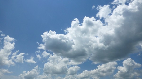 明日へ続く空 流れる雲 めぐりゆく季節