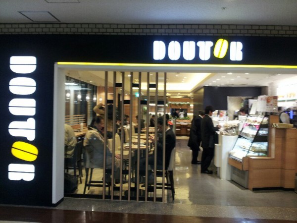 青山一丁目駅 電源 コンセント 充電 ドトールコーヒー 新青山ビル店 電源 コンセント 充電でお困りの方のために