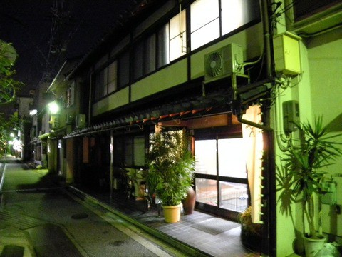 江戸時代のような町並みに残る築120年の商人宿 [彦根 清瀧旅館] : 日本