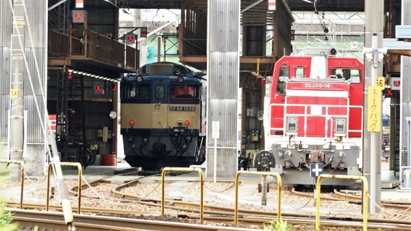 運用を終えたEF64大宮更新色を観察する : Rail Scope