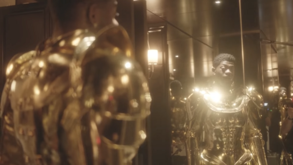 海外の人気ラッパー Fate ギルガメッシュ風衣装でファッションイベントに登場 なんだかおもしろい