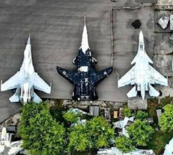 ロシアで放置される戦闘機 Su 47 Su 35sのプロトタイプ Zapzap 世界の面白いニュース