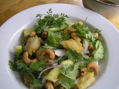 タイのなまずのサラダ と 突然の差し入れ イルンに居るんデス