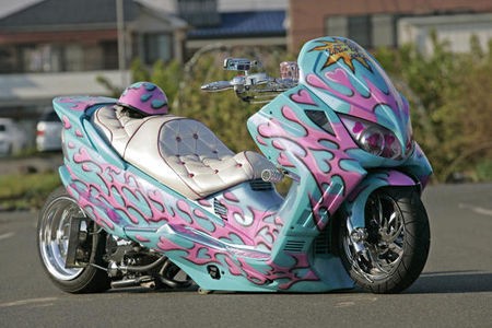 悲報 22歳女性 ピンク色バイクで大型トラックを追い越そうとして転倒 そのﾄﾗｯｸに轢かれ死亡 ひまつぶ速報 W