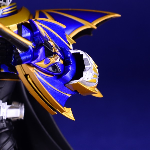 バンダイ S.H.フィギュアーツ 仮面ライダーナイトサバイブ