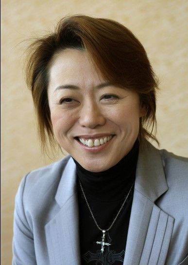 宝塚 専科 英真なおきが理事に就任 花の道でホットにまったりと