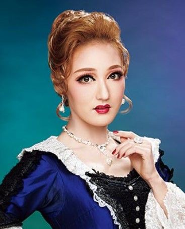 宝塚 花組 Casanova 大千秋楽 退団者花野じゅりあの服装に宝塚に続いて反響が 花の道でホットにまったりと