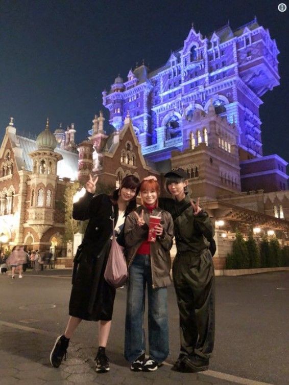 芸能 きゃりー 橋本環奈 最上もが ディズニーシー満喫 変装なし豪華3ショットに反響 花の道でホットにまったりと