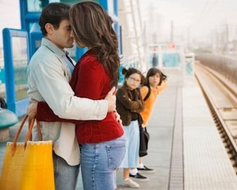日本人は人前でイチャイチャするカップルをどう思ってるのか 海外の反応 海外反応 I Love Japan
